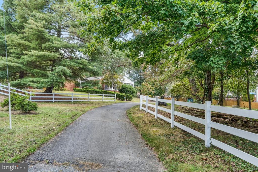 5527 WHARTON LN, Centreville, VA 20120
