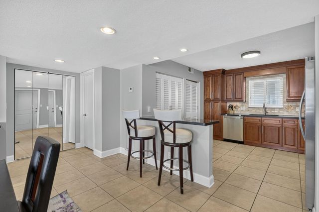 301 LAKE SHORE Drive 201, Lake Park, FL 33403