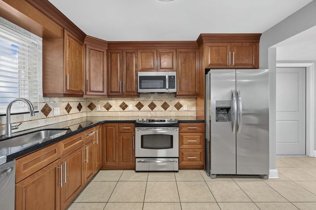 301 LAKE SHORE Drive 201, Lake Park, FL 33403