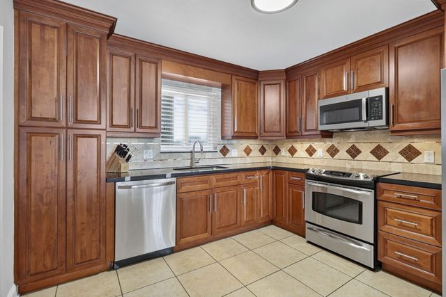 301 LAKE SHORE Drive 201, Lake Park, FL 33403