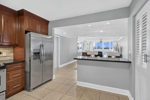 301 LAKE SHORE Drive 201, Lake Park, FL 33403