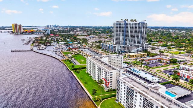 301 LAKE SHORE Drive 201, Lake Park, FL 33403
