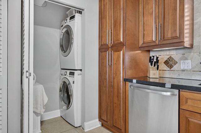 301 LAKE SHORE Drive 201, Lake Park, FL 33403