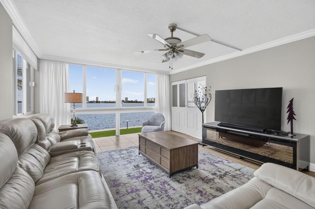 301 LAKE SHORE Drive 201, Lake Park, FL 33403