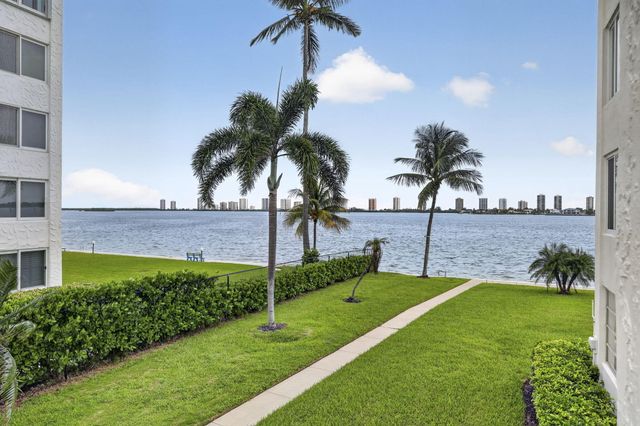 301 LAKE SHORE Drive 201, Lake Park, FL 33403