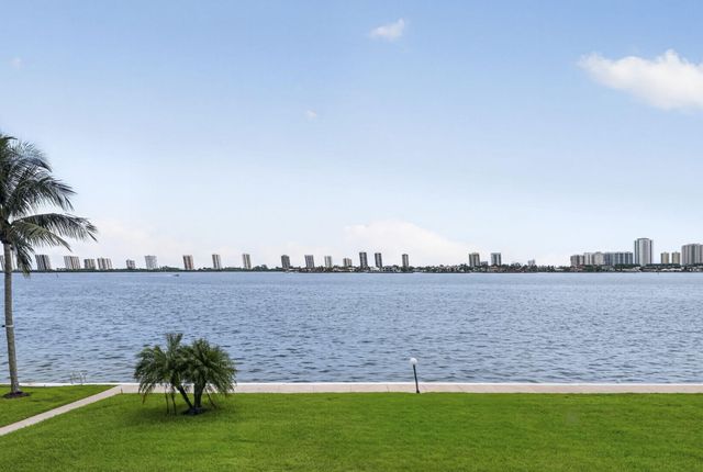 301 LAKE SHORE Drive 201, Lake Park, FL 33403