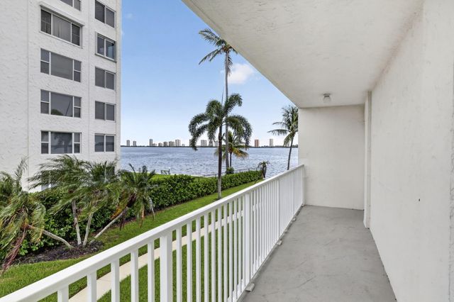 301 LAKE SHORE Drive 201, Lake Park, FL 33403