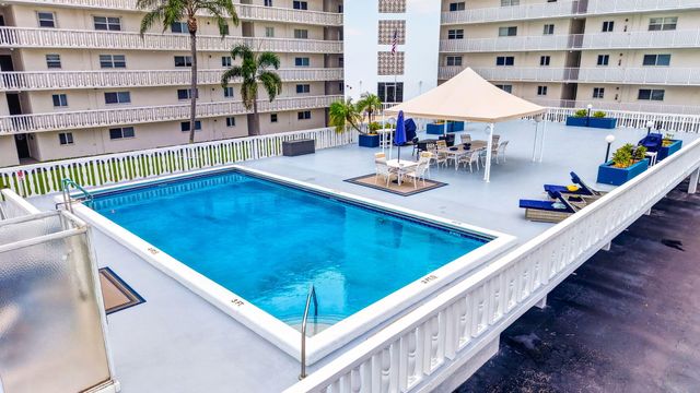 301 LAKE SHORE Drive 201, Lake Park, FL 33403