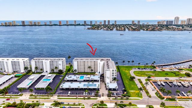 301 LAKE SHORE Drive 201, Lake Park, FL 33403