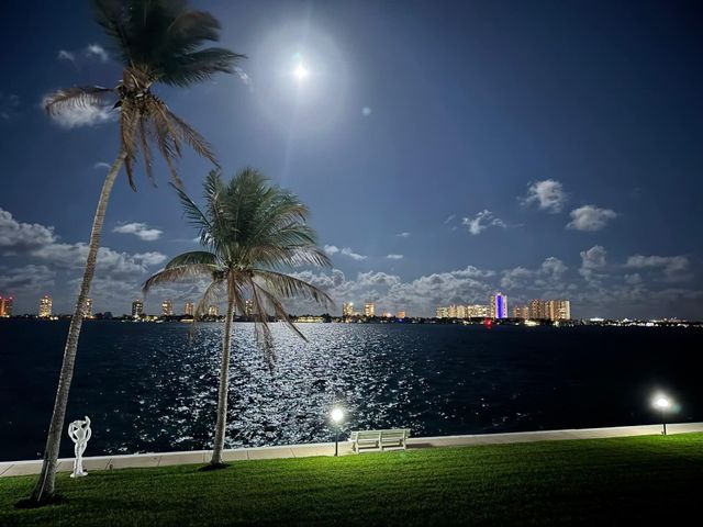 301 LAKE SHORE Drive 201, Lake Park, FL 33403