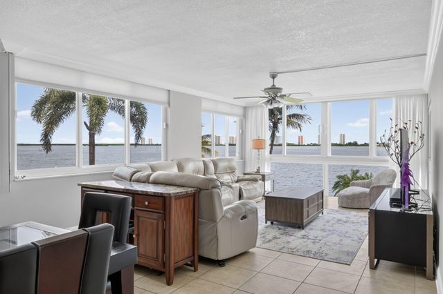 301 LAKE SHORE Drive 201, Lake Park, FL 33403