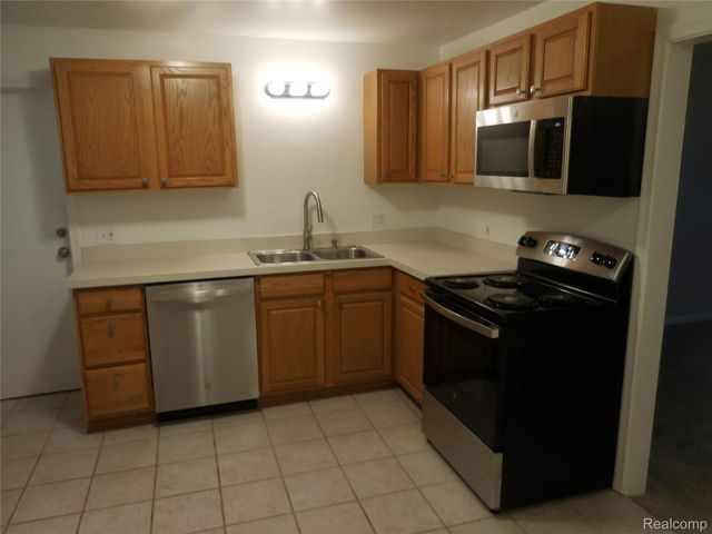 146 Olympia Drive, Troy, MI 48084