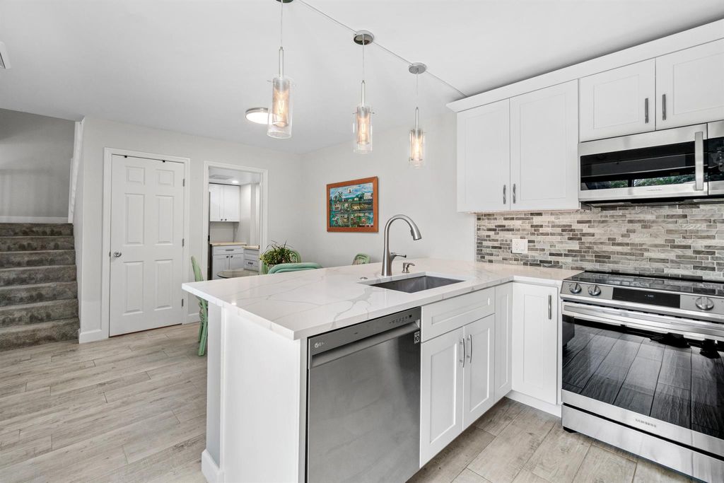 Image 13 of property listing at 1914 19th Court 34 B, Jupiter, FL 33477