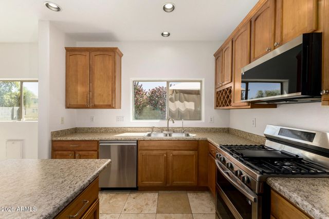 10925 W COLLEGE Drive, Phoenix, AZ 85037