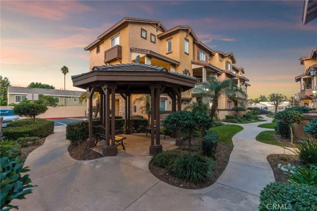 521 N Lark Ellen B, Covina, CA 91722