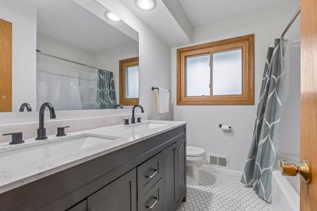2403 Inca Lane, New Brighton, MN 55112