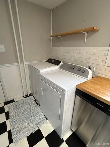 503 W Baraga Avenue, Houghton, MI 49931