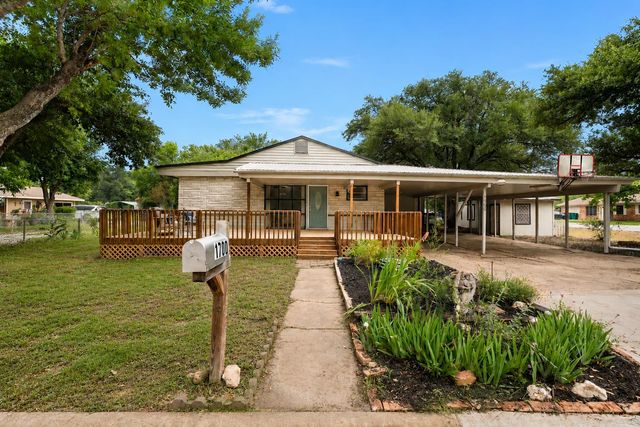 1700 W 7th ST, Taylor, TX 76574