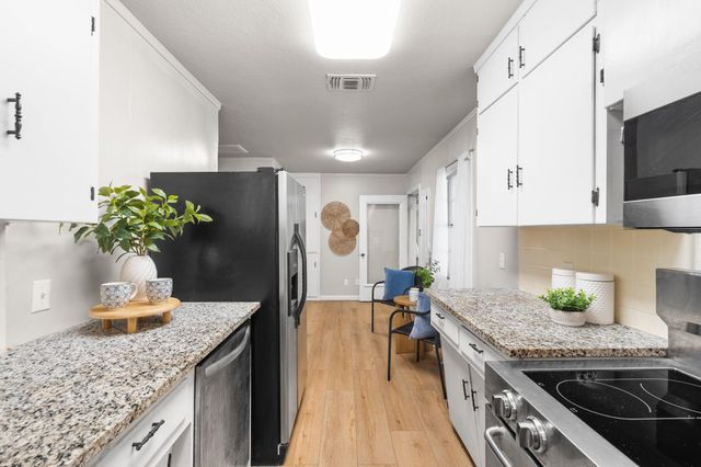 1700 W 7th ST, Taylor, TX 76574