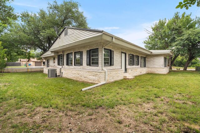 1700 W 7th ST, Taylor, TX 76574