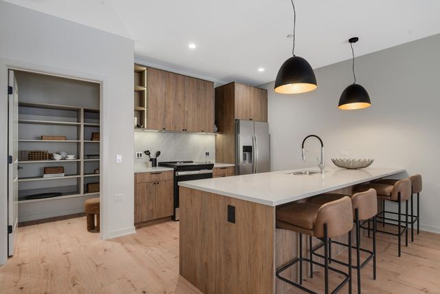 1257 N ASHLAND Avenue 403, Chicago, IL 60622