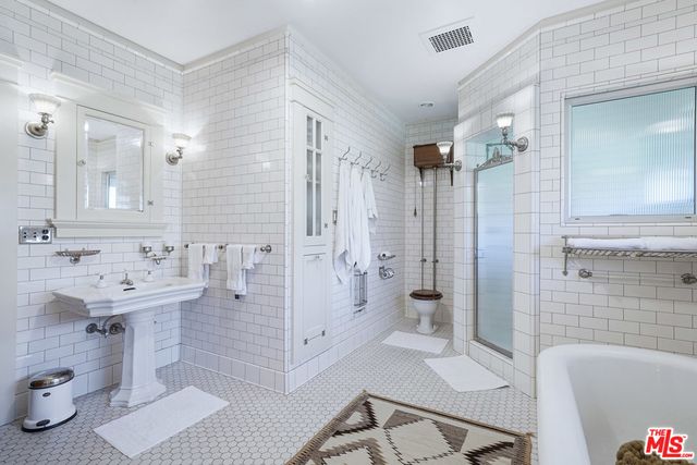 4311 Victoria Park Drive, Los Angeles, CA 90019