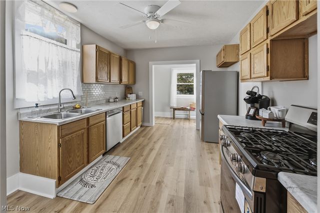 284 E Park Avenue, Barberton, OH 44203