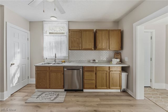 284 E Park Avenue, Barberton, OH 44203