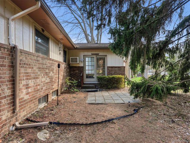 49455 Schoenherr Road, Shelby Charter Township, MI 48315