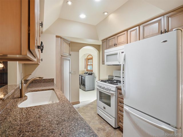 49455 Schoenherr Road, Shelby Charter Township, MI 48315