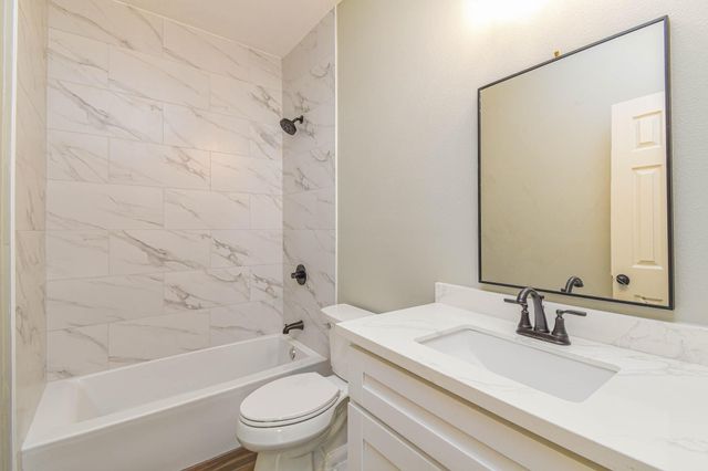 3701 Chanterway St, Bacliff, TX 77518