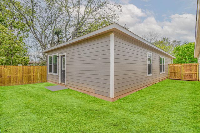 3701 Chanterway St, Bacliff, TX 77518