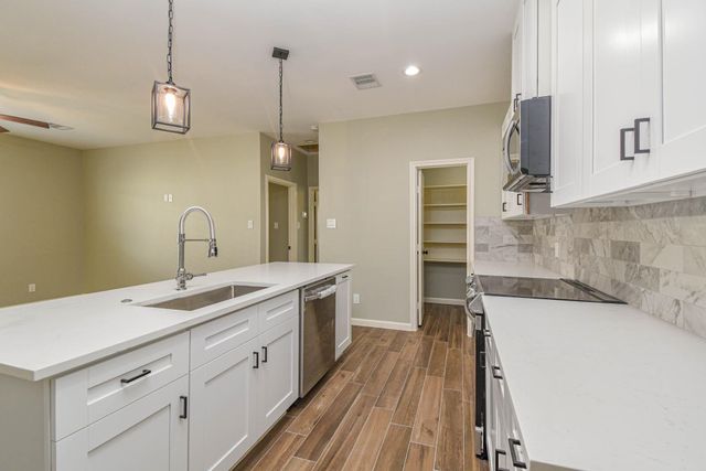 3701 Chanterway St, Bacliff, TX 77518