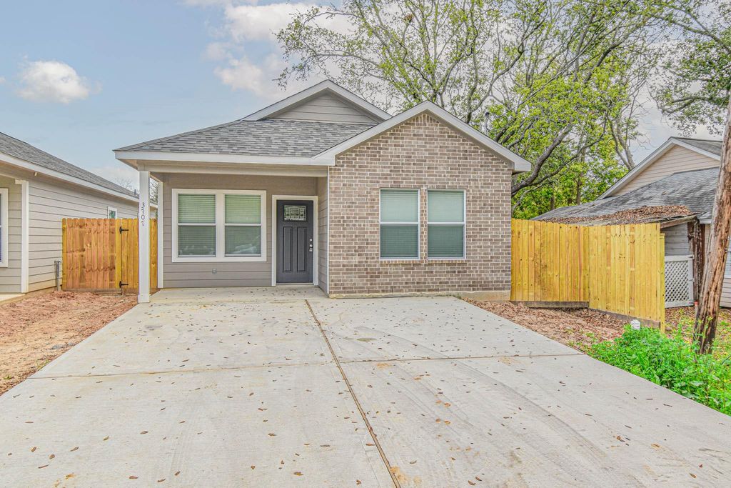 3701 Chanterway St, Bacliff, TX 77518