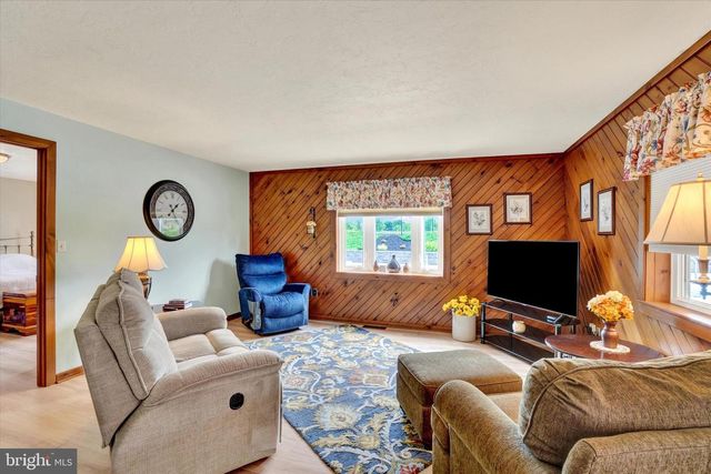 285 S MAIN ST, Mount Wolf, PA 17347