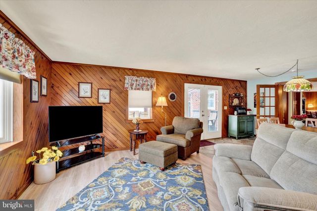 285 S MAIN ST, Mount Wolf, PA 17347