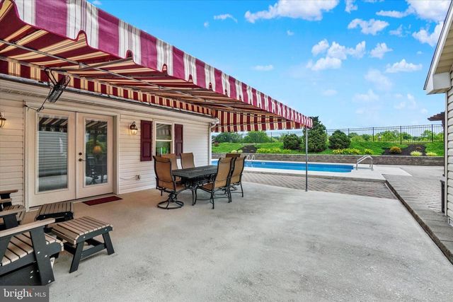 285 S MAIN ST, Mount Wolf, PA 17347