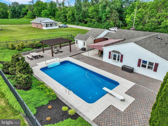 285 S MAIN ST, Mount Wolf, PA 17347