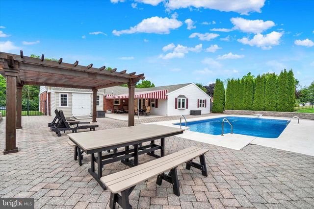 285 S MAIN ST, Mount Wolf, PA 17347