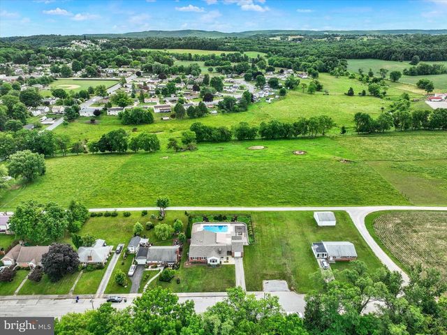 285 S MAIN ST, Mount Wolf, PA 17347