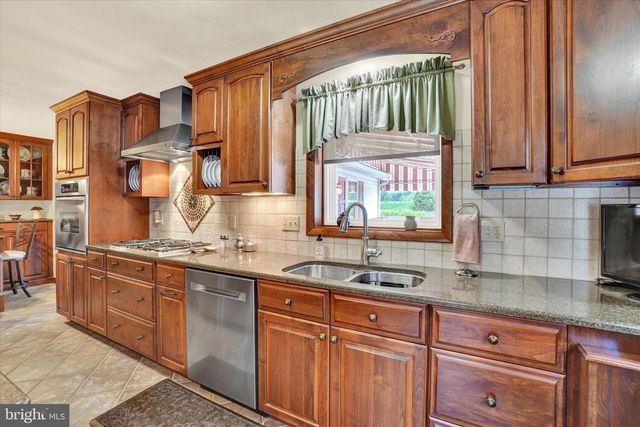 285 S MAIN ST, Mount Wolf, PA 17347