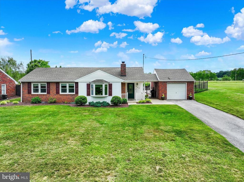285 S MAIN ST, Mount Wolf, PA 17347