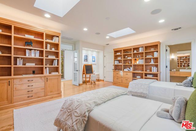 2232 Stradella Road, Los Angeles, CA 90077