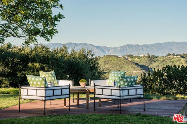 2232 Stradella Road, Los Angeles, CA 90077