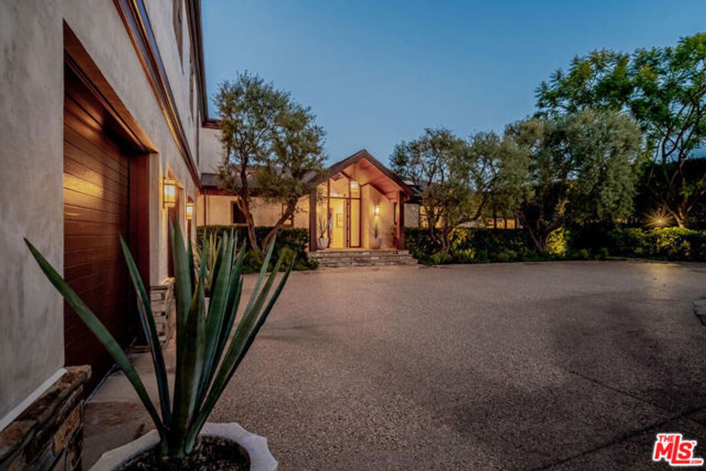 2232 Stradella Road, Los Angeles, CA 90077