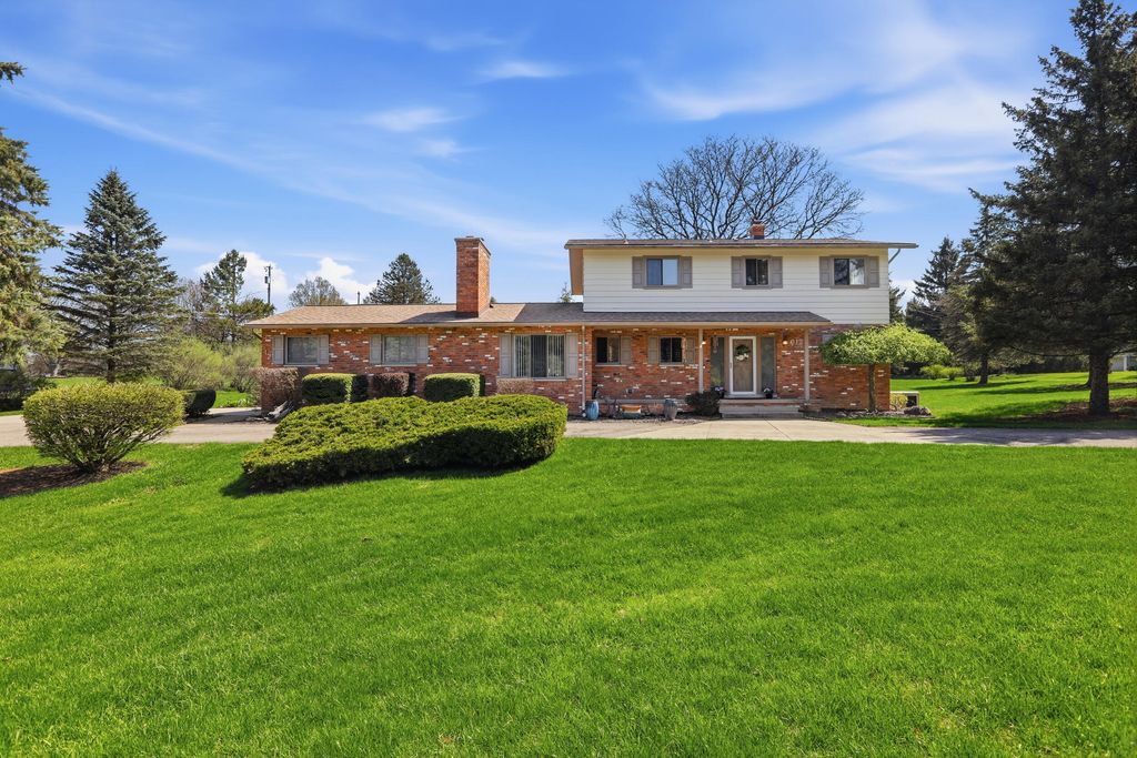 612 Dunross Drive, Milford Charter Twp, MI 48381