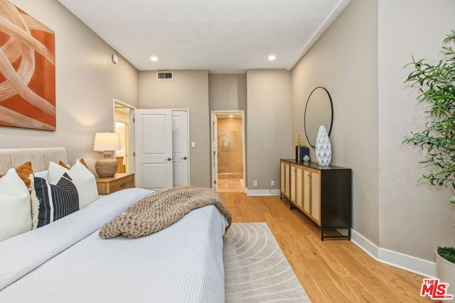 839 Larrabee Street 2, West Hollywood, CA 90069