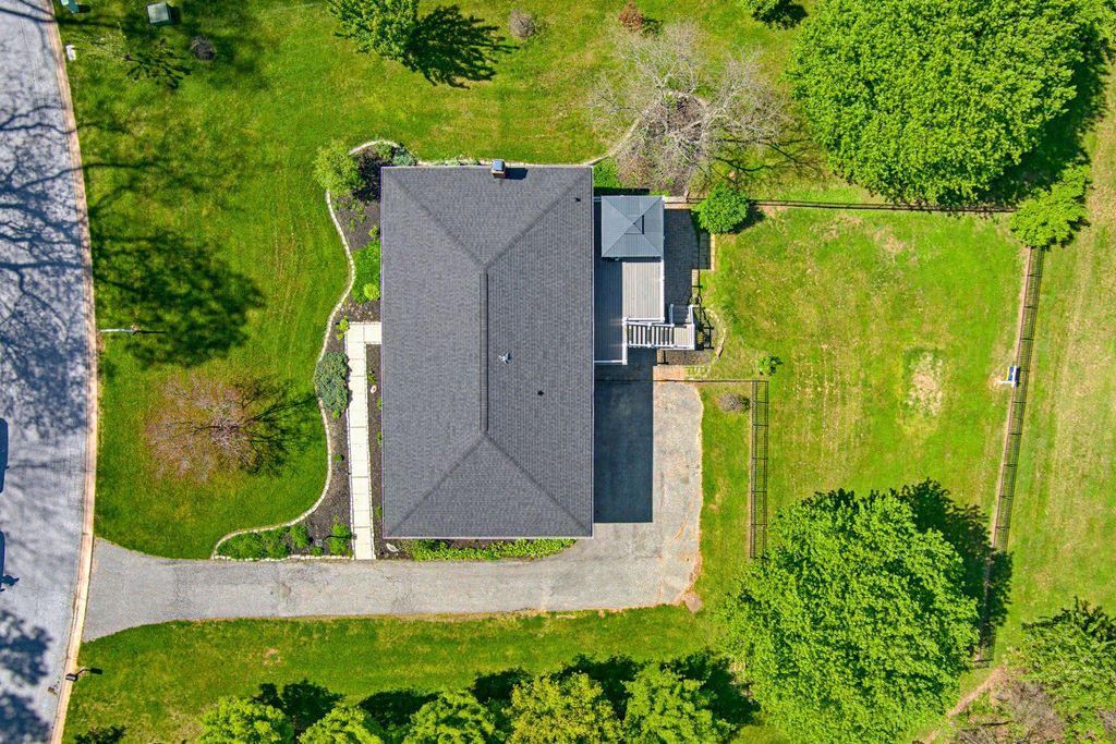 Image 13 of property listing at 308 AVALON LN, Westminster, MD 21158