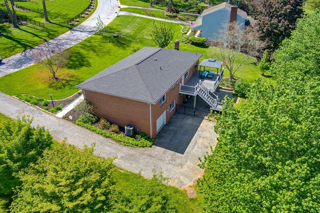 Image 15 of property listing at 308 AVALON LN, Westminster, MD 21158