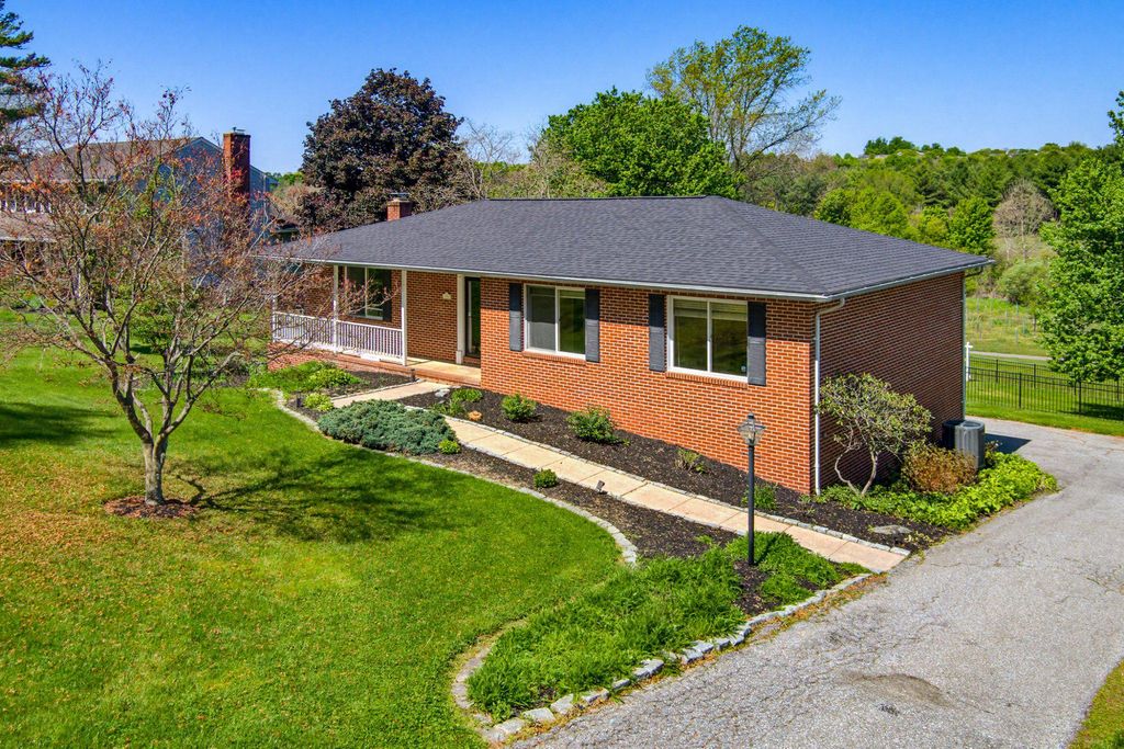 Image 2 of property listing at 308 AVALON LN, Westminster, MD 21158